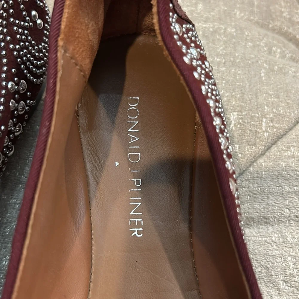 Size 7M Donald J Pliner maroon flats‎